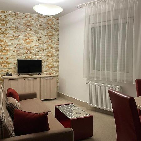 Holiday Wing Apartment 2 Ягодина Екстер'єр фото