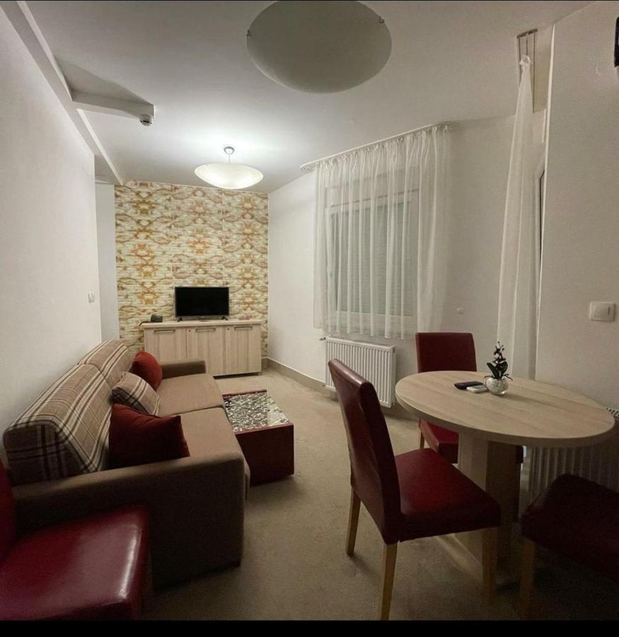 Holiday Wing Apartment 2 Ягодина Екстер'єр фото