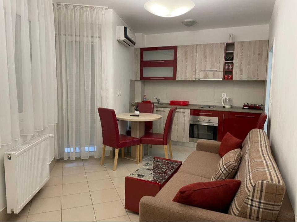 Holiday Wing Apartment 2 Ягодина Екстер'єр фото