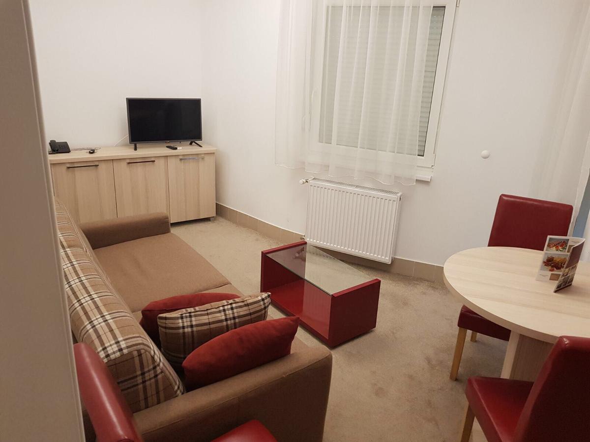 Holiday Wing Apartment 2 Ягодина Екстер'єр фото