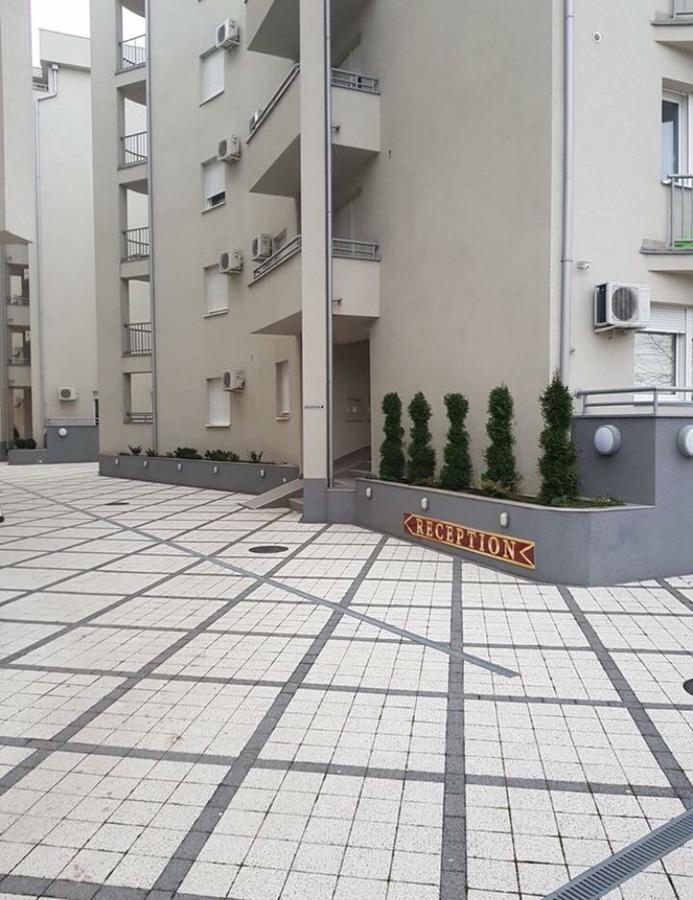 Holiday Wing Apartment 2 Ягодина Екстер'єр фото