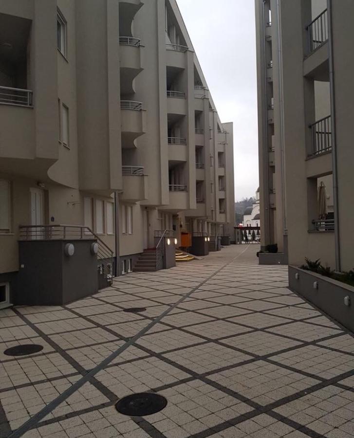 Holiday Wing Apartment 2 Ягодина Екстер'єр фото