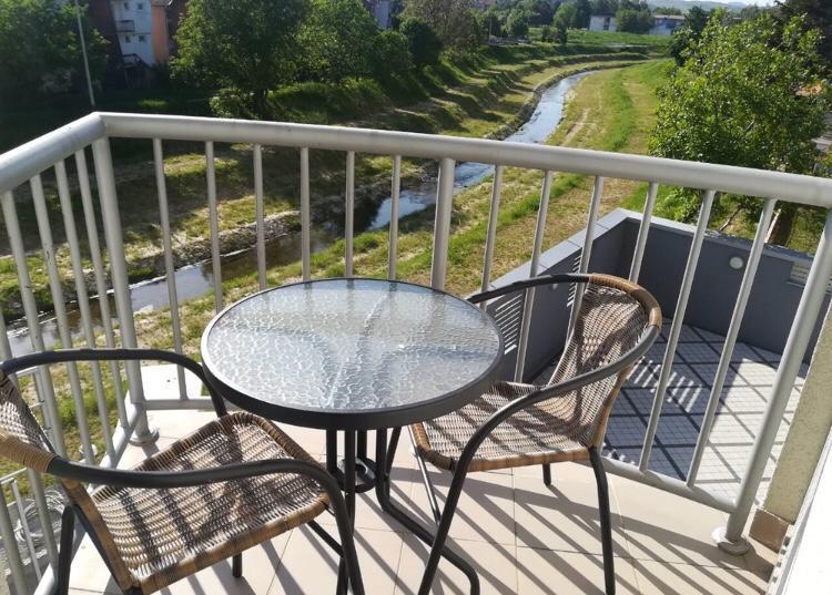 Holiday Wing Apartment 2 Ягодина Екстер'єр фото