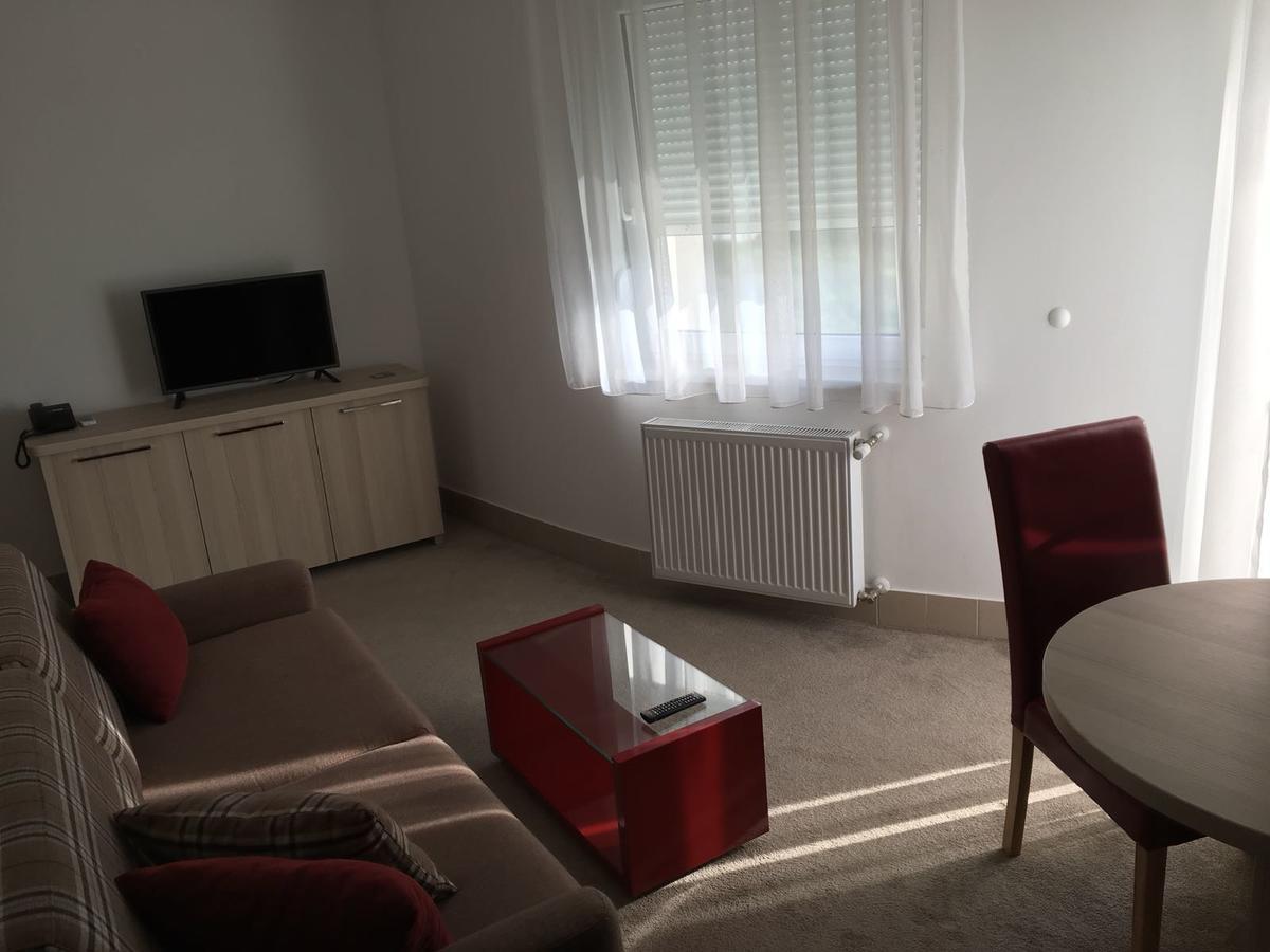 Holiday Wing Apartment 2 Ягодина Екстер'єр фото